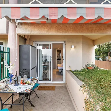 Studio, Seaview Terrace - Happy Apartment *